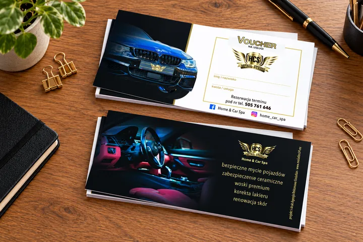Dwustronny voucher DL HCS na biurku — wizualizacja projektu Evolution